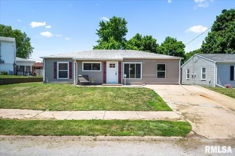 1603 Holiday Dr, Pekin, IL 61554