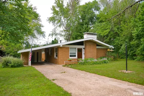 2219 Glendale Ave, Pekin, IL 61554