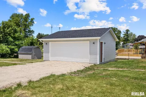 619 E Locust St, Metamora, IL 61548 photo 3