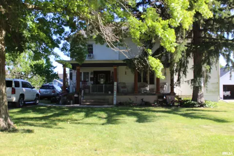 506 E Fulton St, Farmington, IL 61531