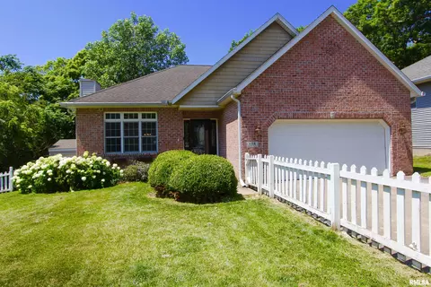 134 Oakmoor Dr, East Peoria, IL 61611