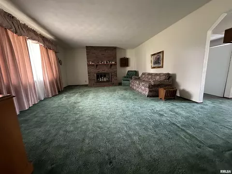 1305 E Locust St, Canton, IL 61520 photo 7