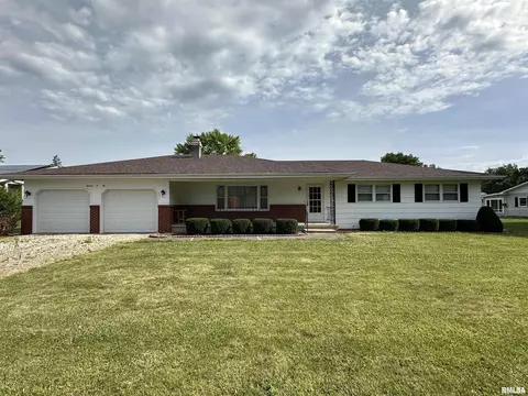 1305 E Locust St, Canton, IL 61520