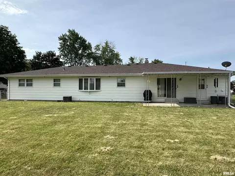 1305 E Locust St, Canton, IL 61520 photo 3