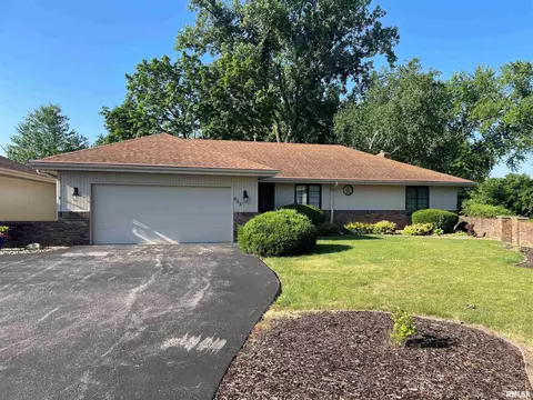 802 W Country Meadows Ln, Peoria, IL 61614
