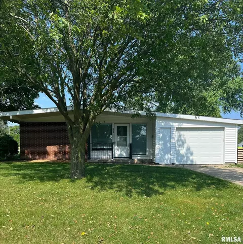 101 N 1st St, Roanoke, IL 61561