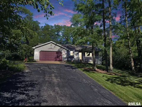 709 Heritage Dr, Mackinaw, IL 61755