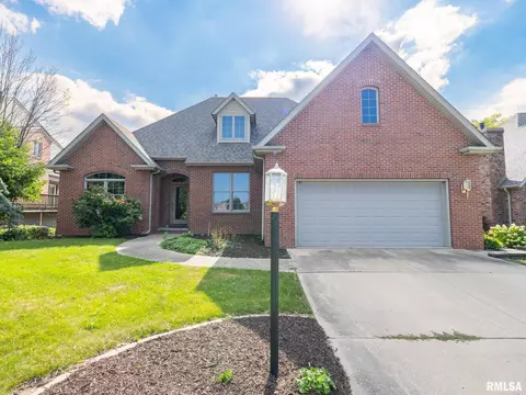 4607 N Thornhill Dr, Peoria, IL 61615