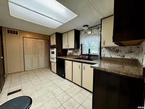 118 James Dr, Macomb, IL 61455 photo 6