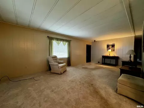 118 James Dr, Macomb, IL 61455 photo 2