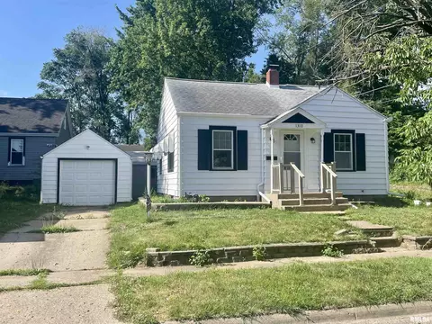 1310 Meyers Ct, Pekin, IL 61554