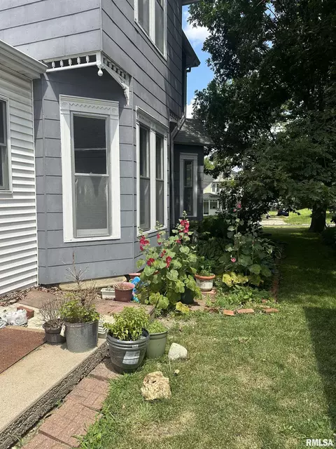 310 E James St, Eureka, IL 61530 photo 4