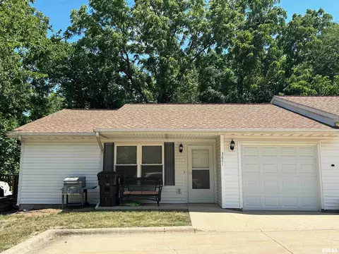 3881 W Palmyra Ct, Peoria, IL 61604