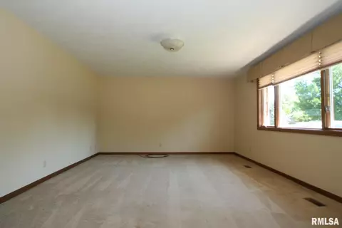 415 S Maple Ave, Minier, IL 61759 photo 3