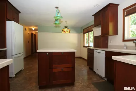 415 S Maple Ave, Minier, IL 61759 photo 4