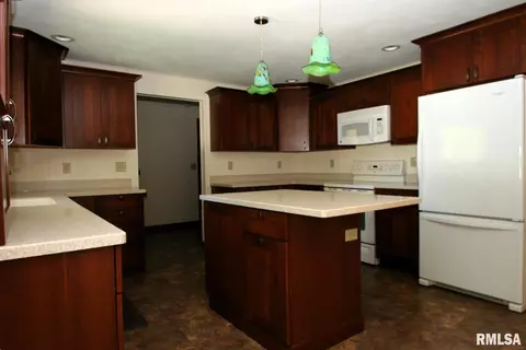 415 S Maple Ave, Minier, IL 61759 photo 5