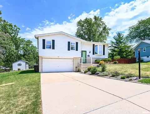 2211 W Warwick Dr, Peoria, IL 61614