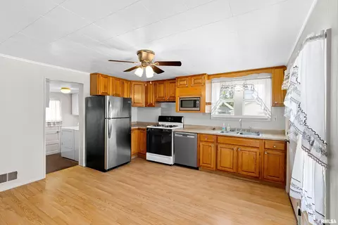 Kitchen - 610 E Pasadena Ave, Peoria, IL 61603 photo 1 of 2