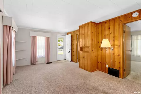 Living - 610 E Pasadena Ave, Peoria, IL 61603 photo 3 of 4