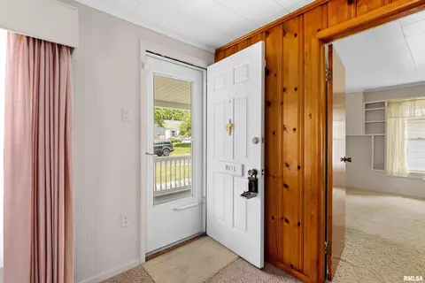 Entry Way - 610 E Pasadena Ave, Peoria, IL 61603 photo 1 of 2