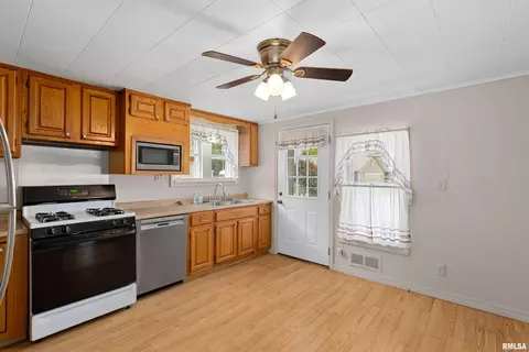 Kitchen - 610 E Pasadena Ave, Peoria, IL 61603 photo 2 of 2