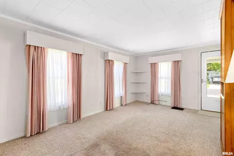 Living - 610 E Pasadena Ave, Peoria, IL 61603 photo 1 of 4