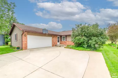101 Country Club Dr, Pekin, IL 61554