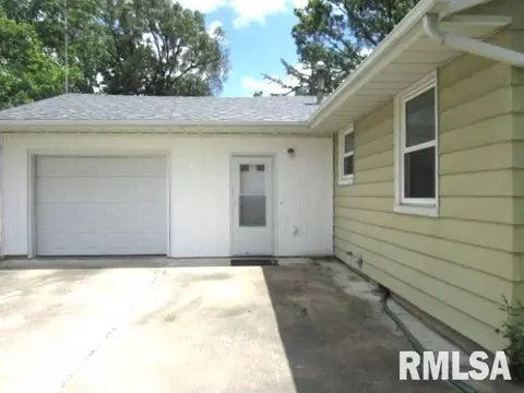 1025 E Olive St, Canton, IL 61520 photo 2
