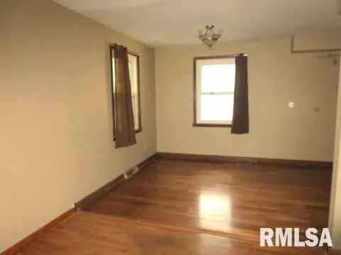 1025 E Olive St, Canton, IL 61520 photo 6