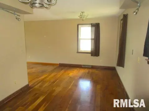 1025 E Olive St, Canton, IL 61520 photo 9