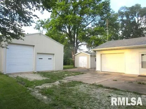 1025 E Olive St, Canton, IL 61520 photo 4