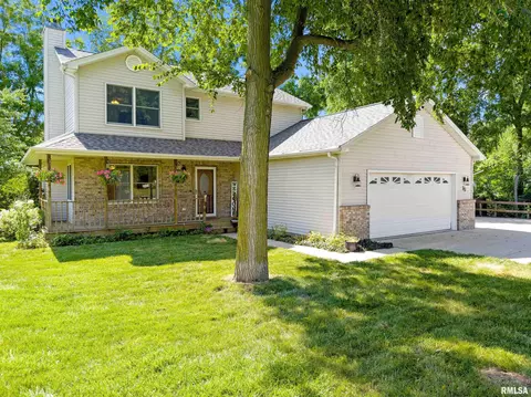 30 Yorkshire Dr, Mackinaw, IL 61755