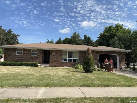 215 E Meadow Lawn, Manito, IL 61546
