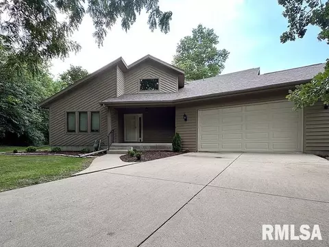 13722 Oak Hill Rd, Bloomington, IL 61704