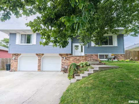 5818 N Overland Pass, Peoria, IL 61607