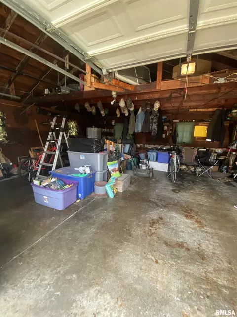 205 E Myrtle St, Canton, IL 61520 photo 16