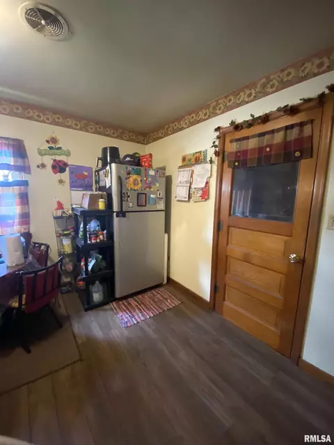 205 E Myrtle St, Canton, IL 61520 photo 6