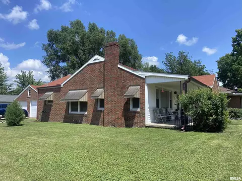 205 E Myrtle St, Canton, IL 61520 photo 4