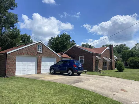 205 E Myrtle St, Canton, IL 61520 photo 3