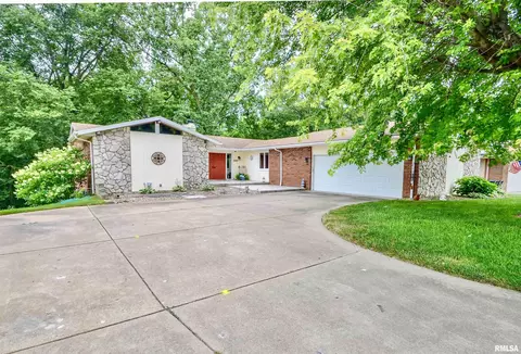 2111 Highwood Ave, Pekin, IL 61554