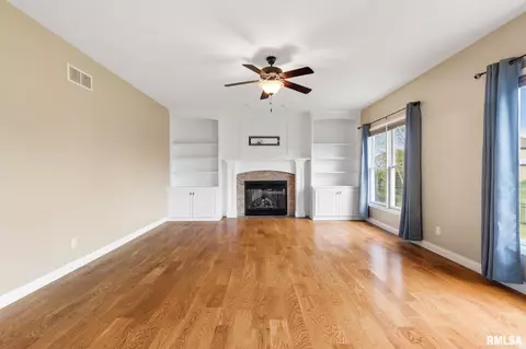 Living - 1240 E Monroe St, Morton, IL 61550 photo 1 of 5