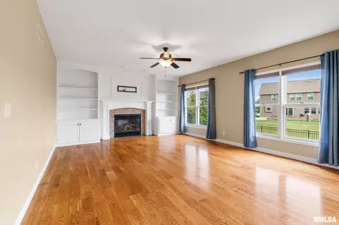 Living - 1240 E Monroe St, Morton, IL 61550 photo 2 of 5