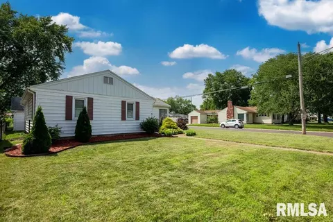 1419 N 5th St, Pekin, IL 61554