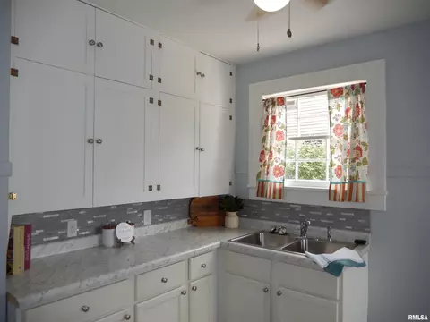 437 S Madison St, Macomb, IL 61455 photo 17
