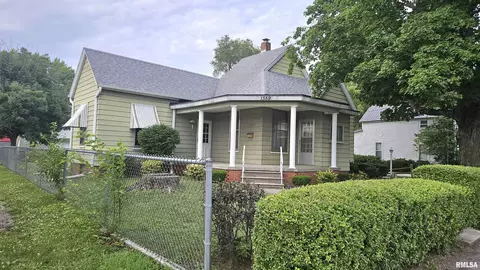 1359 E Chestnut St, Canton, IL 61520