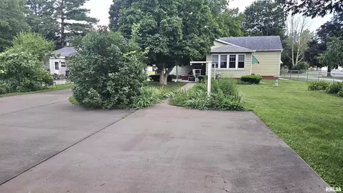 1359 E Chestnut St, Canton, IL 61520 photo 5