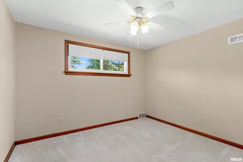 601 W Broad St, Roanoke, IL 61561 photo 18