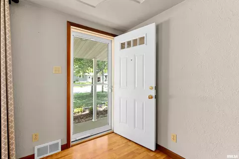 601 W Broad St, Roanoke, IL 61561 photo 4