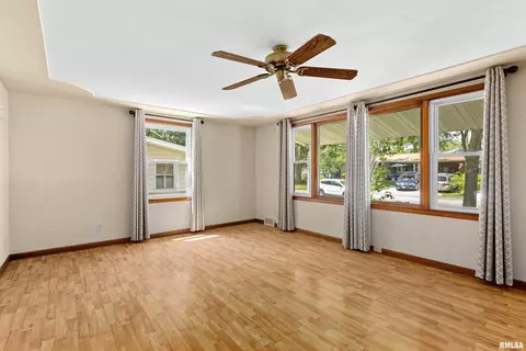 601 W Broad St, Roanoke, IL 61561 photo 6