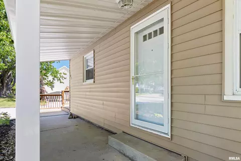 601 W Broad St, Roanoke, IL 61561 photo 3
